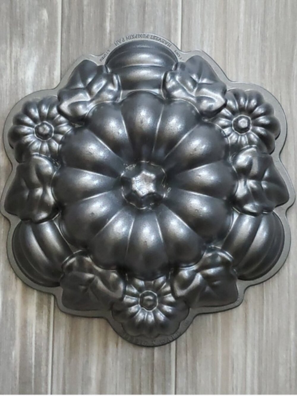 Nordic Ware Gray Cast Aluminum Fall Harvest Pumpkin Bunt Pan Retired